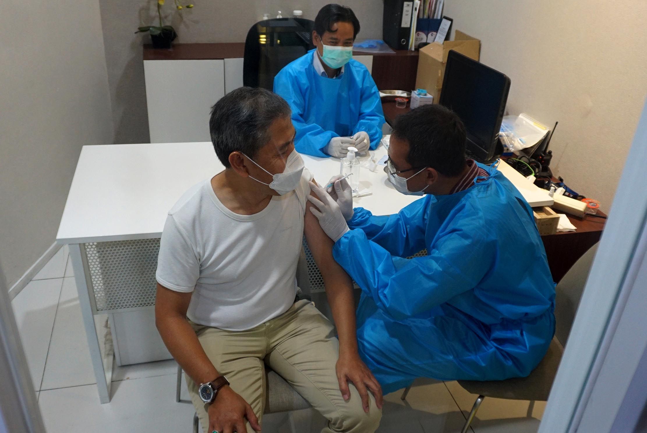 <p>Nampak sejumlah penumpang Garuda yang belum melakukan vaksin mendapatkan fasilitas vaksin gratis sebelum melakukan penerbangan, vaksinasi dilakukan di Terminal 3 Bandara Soekarno Hatta, Rabu 30 Juni 2021. Foto : Panji Asmoro/TrenAsia</p>
