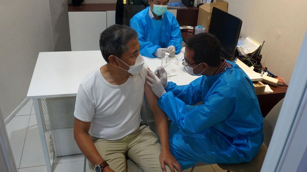 <p>Nampak sejumlah penumpang Garuda yang belum melakukan vaksin mendapatkan fasilitas vaksin gratis sebelum melakukan penerbangan, vaksinasi dilakukan di Terminal 3 Bandara Soekarno Hatta, Rabu 30 Juni 2021. Foto : Panji Asmoro/TrenAsia</p>
