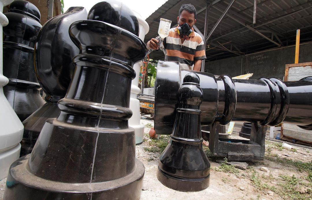 <p>Nampak seorang pengrajin bidak catur raksasa tengah menyelesaikan pesanan dari pelanggannya di kawasan Pondok Aren Tangerang Selatan, Selasa 22 Juni 2021. Foto : Panji Asmoro/TrenAsia</p>
