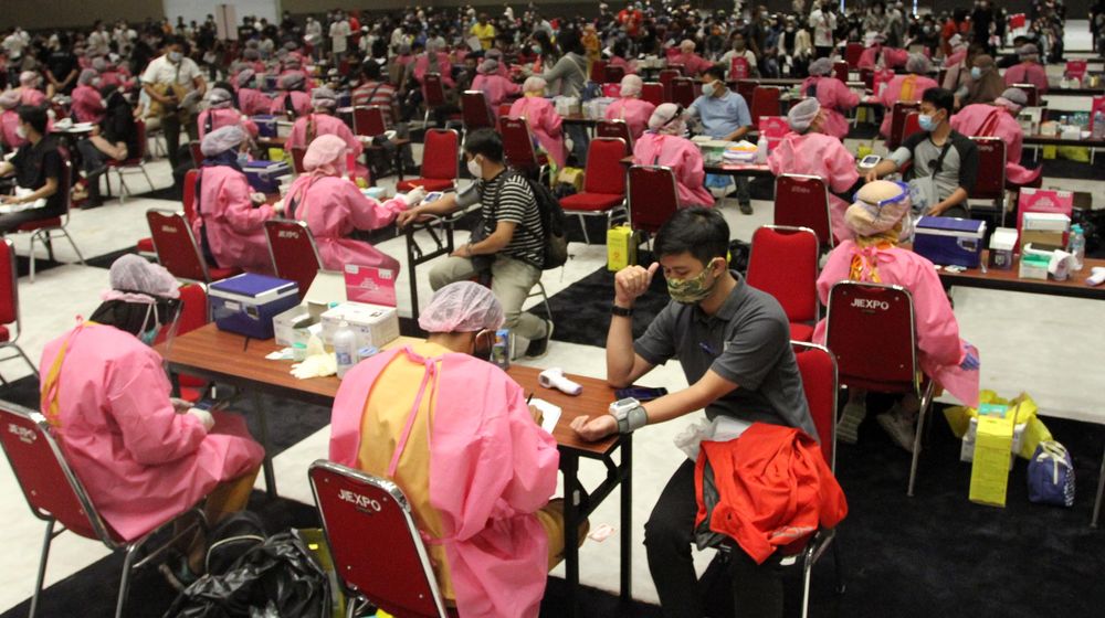 <p>Nampak peserta melakukan pemeriksaan kesehatan di area vaksinasi dalam acara Program vaksinasi kerja sama GoTix dengan Kepolisian Daerah Metropolitan Jakarta Raya (Polda Metro Jaya) dengan menyasar 20.000 warga di 6 wilayah yakni Jakarta dan sekitarnya, yaitu Depok, Tangerang Kota, Tangerang Selatan, Kota Bekasi. Sentra Vaksinasi COVID-19 ini diperuntukkan bagi masyarakat umum termasuk pelaku UMKM, di antaranya mitra usaha ekosistem Gojek. Foto : Panji Asmoro/TrenAsia</p>
