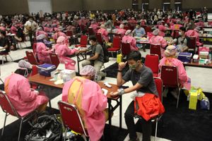 <p>Nampak peserta melakukan pemeriksaan kesehatan di area vaksinasi dalam acara Program vaksinasi kerja sama GoTix dengan Kepolisian Daerah Metropolitan Jakarta Raya (Polda Metro Jaya) dengan menyasar 20.000 warga di 6 wilayah yakni Jakarta dan sekitarnya, yaitu Depok, Tangerang Kota, Tangerang Selatan, Kota Bekasi. Sentra Vaksinasi COVID-19 ini diperuntukkan bagi masyarakat umum termasuk pelaku UMKM, di antaranya mitra usaha ekosistem Gojek. Foto : Panji Asmoro/TrenAsia</p>
