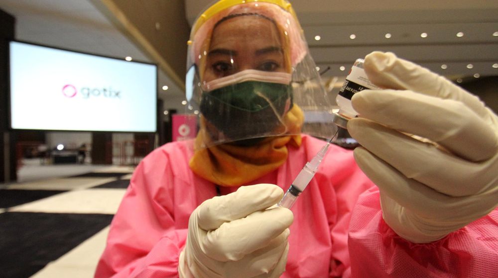 <p>Nampak petugas medis mempersiapkan penyuntikan di area vaksinasi dalam acara Program vaksinasi kerja sama GoTix dengan Kepolisian Daerah Metropolitan Jakarta Raya (Polda Metro Jaya) dengan menyasar 20.000 warga di 6 wilayah yakni Jakarta dan sekitarnya, yaitu Depok, Tangerang Kota, Tangerang Selatan, Kota Bekasi. Sentra Vaksinasi COVID-19 ini diperuntukkan bagi masyarakat umum termasuk pelaku UMKM, di antaranya mitra usaha ekosistem Gojek. Foto : Panji Asmoro/TrenAsia</p>
