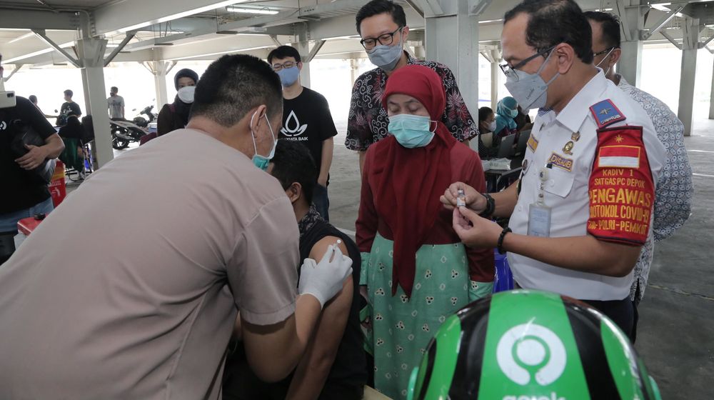 <p>Dari ki-ka : Direktur Utama RSUI, dr. Astuti Giantini, Sp. PK, MPH, bersama Kepala Dinas Perhubungan Kota Depok, Dadang Wihana meninjau proses vaksinasi bagi mitra Gojek di sentra vaksinasi Indonesia bangkit Rumah Sakit Universitas Indonesia,Rabu 2 Juni 2021. Proses vaksinasi yang melibatkan ratusan mitra driver ini merupakan kerja sama Gojek dengan Pemerintah Kota Depok, Dinas Perhubungan Kota Depok, Dinas Kesehatan Kota Depok, Rumah Sakit Universitas Indonesia dan juga XL Axiata. Foto : Panji Asmoro/TrenAsia</p>