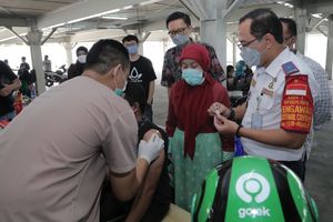 <p>Dari ki-ka : Direktur Utama RSUI, dr. Astuti Giantini, Sp. PK, MPH, bersama Kepala Dinas Perhubungan Kota Depok, Dadang Wihana meninjau proses vaksinasi bagi mitra Gojek di sentra vaksinasi Indonesia bangkit Rumah Sakit Universitas Indonesia,Rabu 2 Juni 2021. Proses vaksinasi yang melibatkan ratusan mitra driver ini merupakan kerja sama Gojek dengan Pemerintah Kota Depok, Dinas Perhubungan Kota Depok, Dinas Kesehatan Kota Depok, Rumah Sakit Universitas Indonesia dan juga XL Axiata. Foto : Panji Asmoro/TrenAsia</p>
