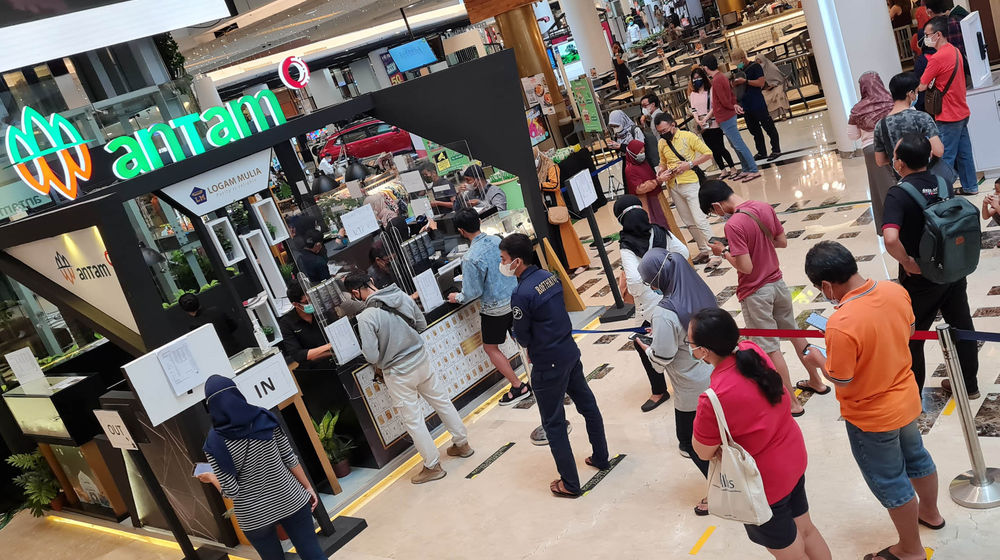 <p>Nampak antrian pembelian logam mulia ANTAM di sebuah pusat perbelanjaan kawasan Tangerang Selatan, Sabtu 19 Juni 2021. Anjloknya harga emas selama sepekan membuat masyarakat berlomba untuk membeli. Foto : Panji Asmoro/TrenAsia</p>