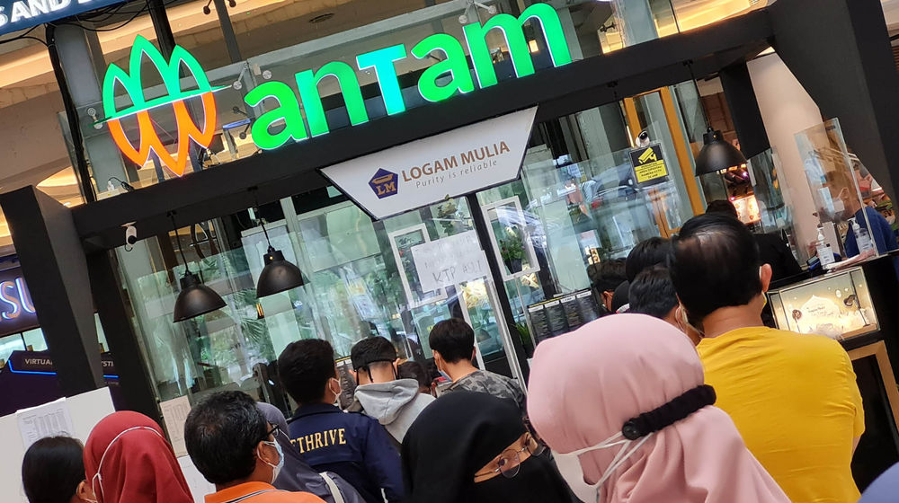 Nampak antrian pembelian logam mulia ANTAM di sebuah pusat perbelanjaan kawasan Tangerang Selatan, Sabtu 19 Juni 2021. Anjloknya harga emas selama sepekan membuat masyarakat berlomba untuk membeli.