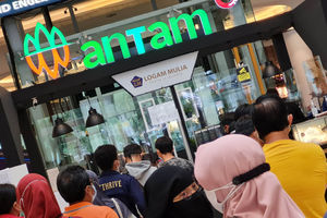 Nampak antrian pembelian logam mulia ANTAM di sebuah pusat perbelanjaan kawasan Tangerang Selatan, Sabtu 19 Juni 2021. Anjloknya harga emas selama sepekan membuat masyarakat berlomba untuk membeli.