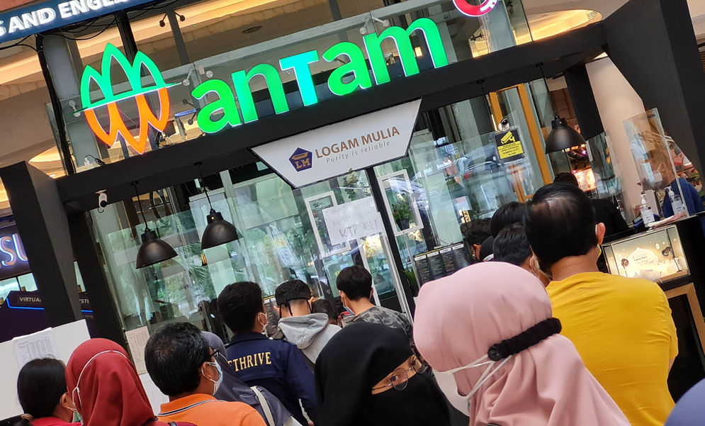 Nampak antrian pembelian logam mulia ANTAM di sebuah pusat perbelanjaan kawasan Tangerang Selatan, Sabtu 19 Juni 2021. Anjloknya harga emas selama sepekan membuat masyarakat berlomba untuk membeli.