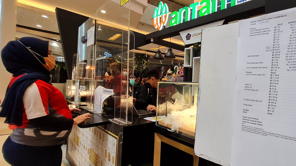 <p>Nampak antrian pembelian logam mulia ANTAM di sebuah pusat perbelanjaan kawasan Tangerang Selatan, Sabtu 19 Juni 2021. Anjloknya harga emas selama sepekan membuat masyarakat berlomba untuk membeli. Foto : Panji Asmoro/TrenAsia</p>
