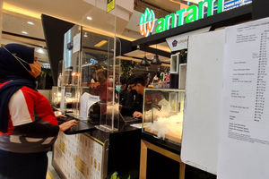 <p>Nampak antrian pembelian logam mulia ANTAM di sebuah pusat perbelanjaan kawasan Tangerang Selatan, Sabtu 19 Juni 2021. Anjloknya harga emas selama sepekan membuat masyarakat berlomba untuk membeli. Foto : Panji Asmoro/TrenAsia</p>
