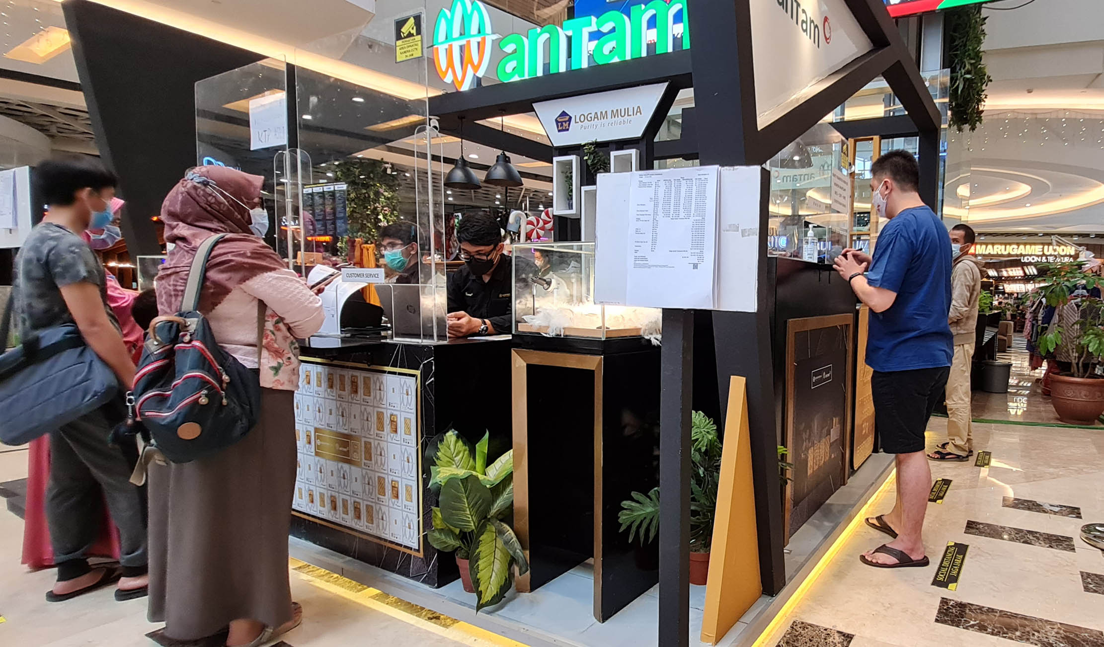 <p>Nampak antrian pembelian logam mulia ANTAM di sebuah pusat perbelanjaan kawasan Tangerang Selatan, Sabtu 19 Juni 2021. Anjloknya harga emas selama sepekan membuat masyarakat berlomba untuk membeli. Foto : Panji Asmoro/TrenAsia</p>
