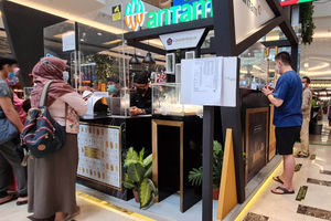 <p>Nampak antrian pembelian logam mulia ANTAM di sebuah pusat perbelanjaan kawasan Tangerang Selatan, Sabtu 19 Juni 2021. Anjloknya harga emas selama sepekan membuat masyarakat berlomba untuk membeli. Foto : Panji Asmoro/TrenAsia</p>
