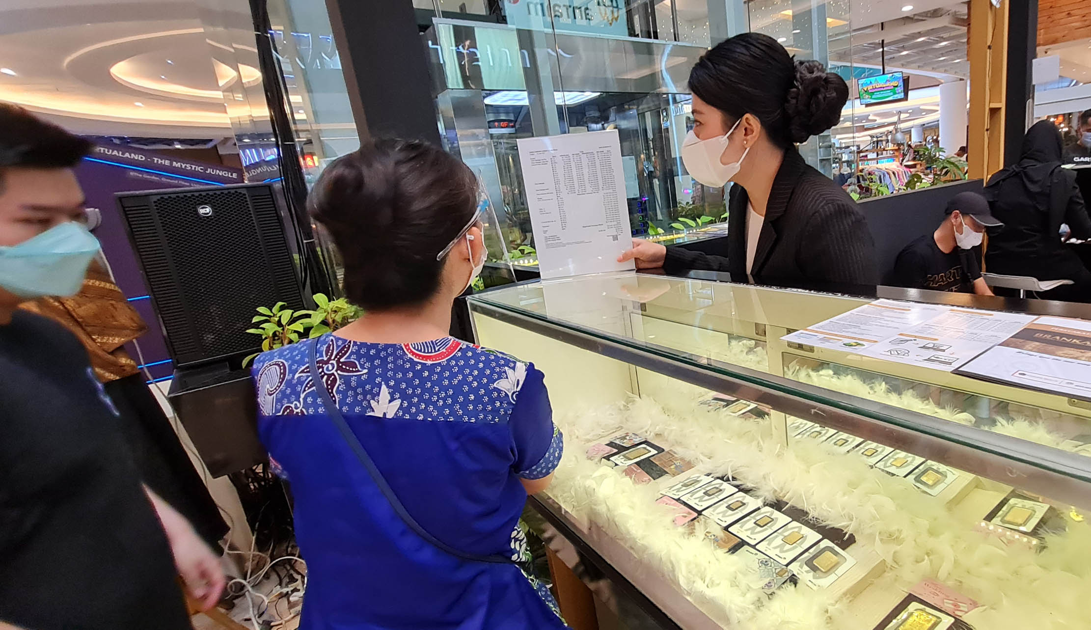 <p>Nampak antrian pembelian logam mulia ANTAM di sebuah pusat perbelanjaan kawasan Tangerang Selatan, Sabtu 19 Juni 2021. Anjloknya harga emas selama sepekan membuat masyarakat berlomba untuk membeli. Foto : Panji Asmoro/TrenAsia</p>
