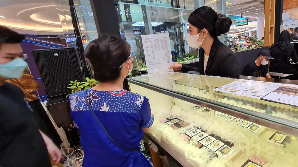 <p>Nampak antrian pembelian logam mulia ANTAM di sebuah pusat perbelanjaan kawasan Tangerang Selatan, Sabtu 19 Juni 2021. Anjloknya harga emas selama sepekan membuat masyarakat berlomba untuk membeli. Foto : Panji Asmoro/TrenAsia</p>
