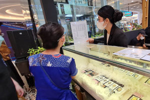 <p>Nampak antrian pembelian logam mulia ANTAM di sebuah pusat perbelanjaan kawasan Tangerang Selatan, Sabtu 19 Juni 2021. Anjloknya harga emas selama sepekan membuat masyarakat berlomba untuk membeli. Foto : Panji Asmoro/TrenAsia</p>
