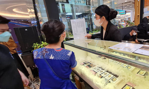 <p>Nampak antrian pembelian logam mulia ANTAM di sebuah pusat perbelanjaan kawasan Tangerang Selatan, Sabtu 19 Juni 2021. Anjloknya harga emas selama sepekan membuat masyarakat berlomba untuk membeli. Foto : Panji Asmoro/TrenAsia</p>
