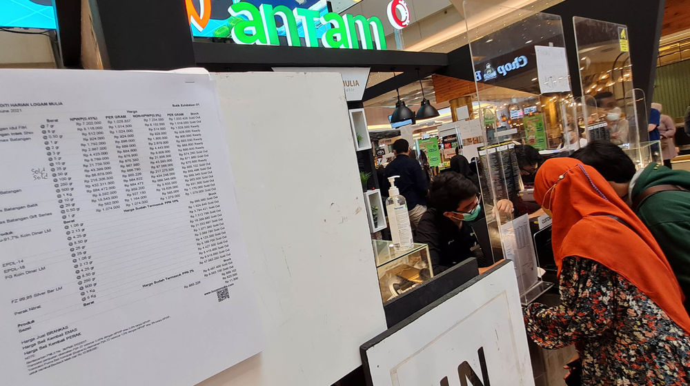 <p>Nampak antrian pembelian logam mulia ANTAM di sebuah pusat perbelanjaan kawasan Tangerang Selatan, Sabtu 19 Juni 2021. Anjloknya harga emas selama sepekan membuat masyarakat berlomba untuk membeli. Foto : Panji Asmoro/TrenAsia</p>
