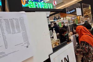 <p>Nampak antrian pembelian logam mulia ANTAM di sebuah pusat perbelanjaan kawasan Tangerang Selatan, Sabtu 19 Juni 2021. Anjloknya harga emas selama sepekan membuat masyarakat berlomba untuk membeli. Foto : Panji Asmoro/TrenAsia</p>
