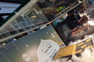 <p>Nampak antrian pembelian logam mulia ANTAM di sebuah pusat perbelanjaan kawasan Tangerang Selatan, Sabtu 19 Juni 2021. Anjloknya harga emas selama sepekan membuat masyarakat berlomba untuk membeli. Foto : Panji Asmoro/TrenAsia</p>
