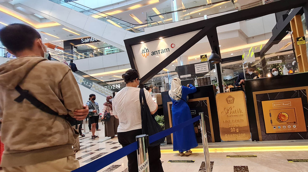 <p>Nampak antrian pembelian logam mulia ANTAM di sebuah pusat perbelanjaan kawasan Tangerang Selatan, Sabtu 19 Juni 2021. Anjloknya harga emas selama sepekan membuat masyarakat berlomba untuk membeli. Foto : Panji Asmoro/TrenAsia</p>
