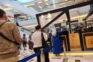 <p>Nampak antrian pembelian logam mulia ANTAM di sebuah pusat perbelanjaan kawasan Tangerang Selatan, Sabtu 19 Juni 2021. Anjloknya harga emas selama sepekan membuat masyarakat berlomba untuk membeli. Foto : Panji Asmoro/TrenAsia</p>
