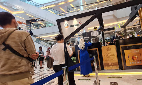 <p>Nampak antrian pembelian logam mulia ANTAM di sebuah pusat perbelanjaan kawasan Tangerang Selatan, Sabtu 19 Juni 2021. Anjloknya harga emas selama sepekan membuat masyarakat berlomba untuk membeli. Foto : Panji Asmoro/TrenAsia</p>
