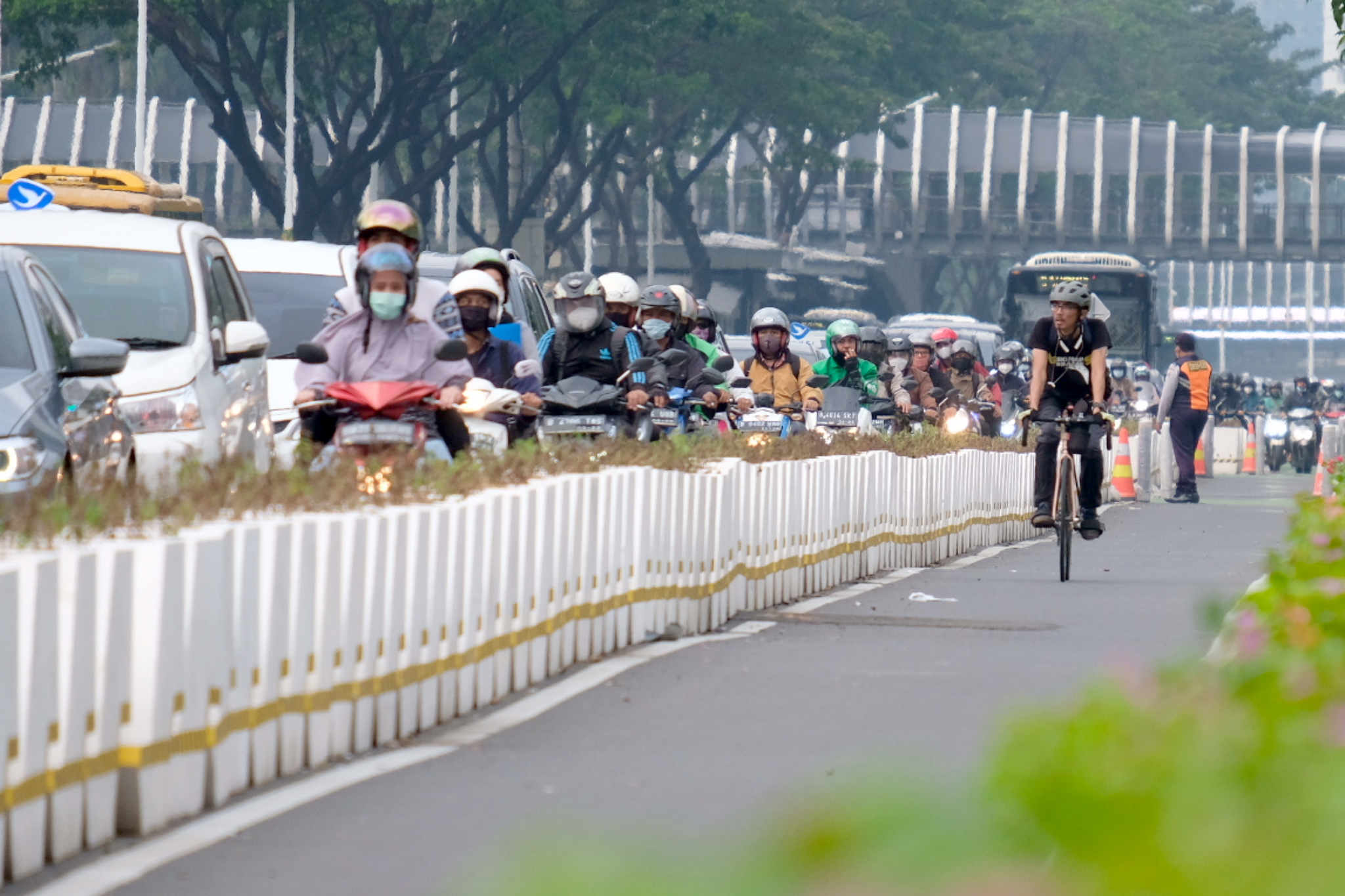 <p>Pesepeda melintas di jalur khusus sepeda di kawasan Jalan Sudirman, Jakarta, Kamis, 3 Juni 2021. Foto: Ismail Pohan/TrenAsia</p>
