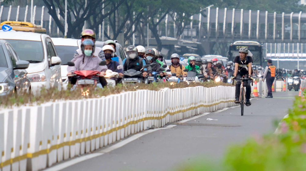 <p>Pesepeda melintas di jalur khusus sepeda di kawasan Jalan Sudirman, Jakarta, Kamis, 3 Juni 2021. Foto: Ismail Pohan/TrenAsia</p>
