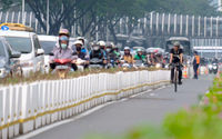 <p>Pesepeda melintas di jalur khusus sepeda di kawasan Jalan Sudirman, Jakarta, Kamis, 3 Juni 2021. Foto: Ismail Pohan/TrenAsia</p>
