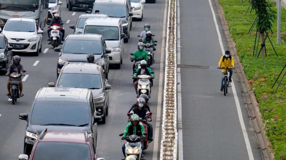 <p>Pesepeda melintas di jalur khusus sepeda di kawasan Jalan Sudirman, Jakarta, Kamis, 3 Juni 2021. Foto: Ismail Pohan/TrenAsia</p>
