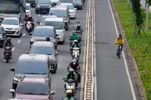 <p>Pesepeda melintas di jalur khusus sepeda di kawasan Jalan Sudirman, Jakarta, Kamis, 3 Juni 2021. Foto: Ismail Pohan/TrenAsia</p>
