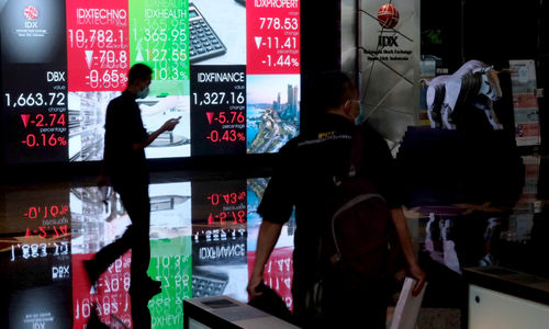 <p>Karyawan melintas di depan layar pergerakan indeks harga saham gabungan (IHSG) gedung Bursa Efek Indonesia (BEI) Jakarta, Senin, 21 Juni 2021. Foto: Ismail Pohan/TrenAsia</p>
