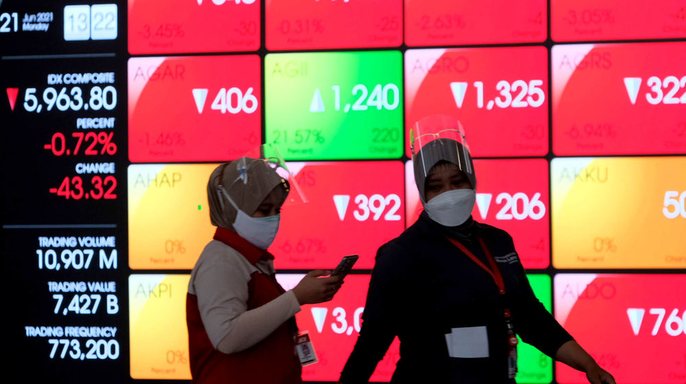 <p>Karyawan melintas di depan layar pergerakan indeks harga saham gabungan (IHSG) gedung Bursa Efek Indonesia (BEI) Jakarta, Senin, 21 Juni 2021. Foto: Ismail Pohan/TrenAsia</p>
