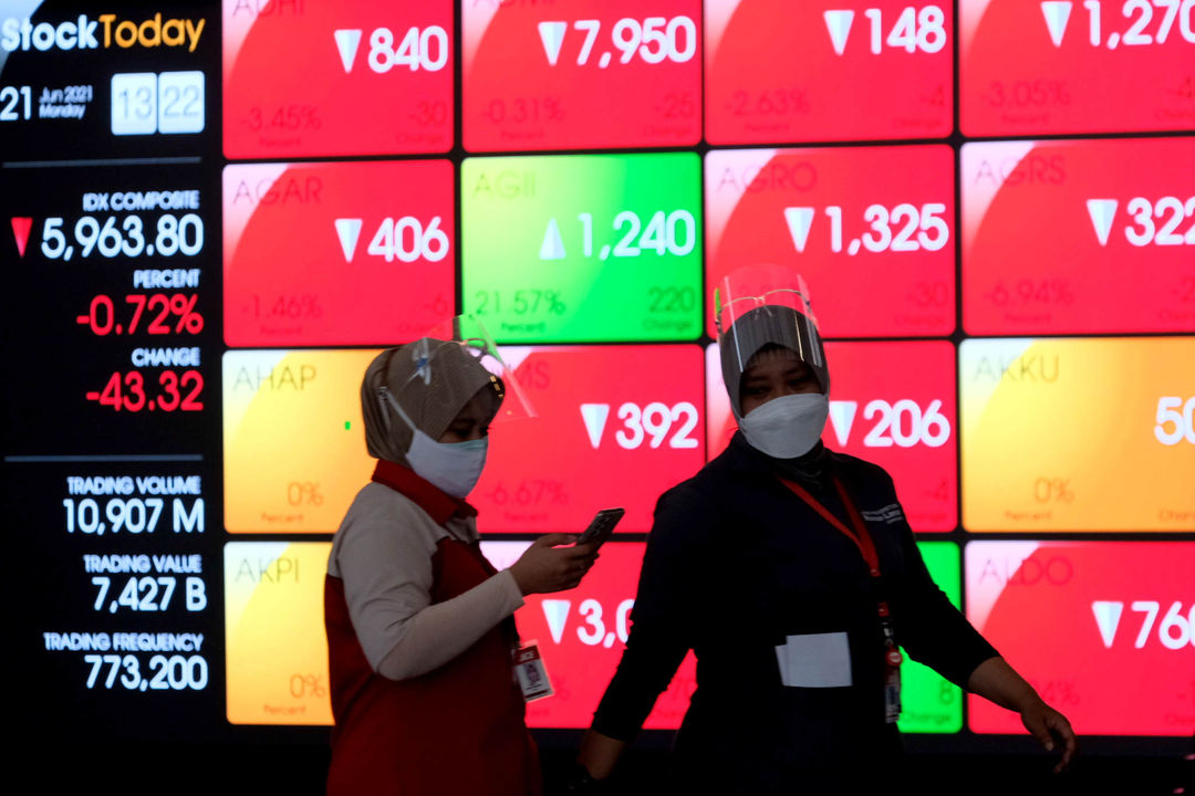 <p>Karyawan melintas di depan layar pergerakan indeks harga saham gabungan (IHSG) gedung Bursa Efek Indonesia (BEI) Jakarta, Senin, 21 Juni 2021. Foto: Ismail Pohan/TrenAsia</p>
