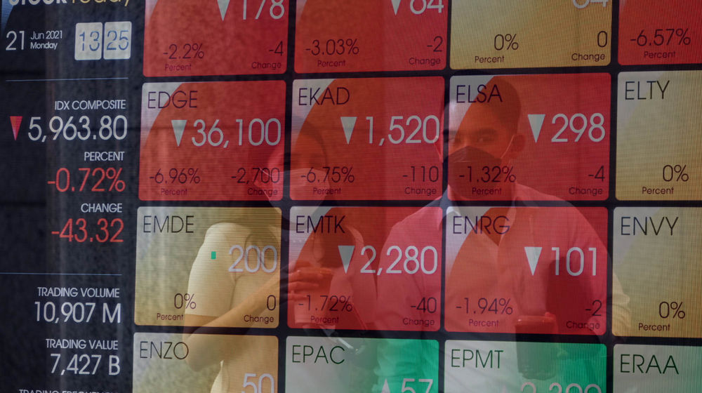 <p>Karyawan melintas di depan layar pergerakan indeks harga saham gabungan (IHSG) gedung Bursa Efek Indonesia (BEI) Jakarta, Senin, 21 Juni 2021. Foto: Ismail Pohan/TrenAsia</p>