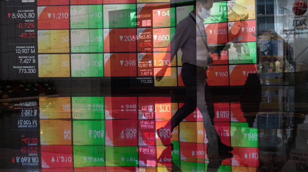 <p>Karyawan melintas di depan layar pergerakan indeks harga saham gabungan (IHSG) gedung Bursa Efek Indonesia (BEI) Jakarta, Senin, 21 Juni 2021. Foto: Ismail Pohan/TrenAsia</p>