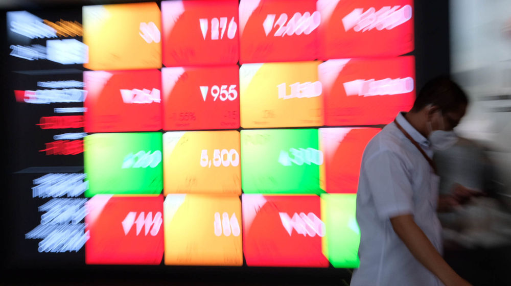 <p>Karyawan melintas di depan layar pergerakan indeks harga saham gabungan (IHSG) gedung Bursa Efek Indonesia (BEI) Jakarta, Senin, 21 Juni 2021. Foto: Ismail Pohan/TrenAsia</p>
