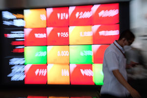 <p>Karyawan melintas di depan layar pergerakan indeks harga saham gabungan (IHSG) gedung Bursa Efek Indonesia (BEI) Jakarta, Senin, 21 Juni 2021. Foto: Ismail Pohan/TrenAsia</p>
