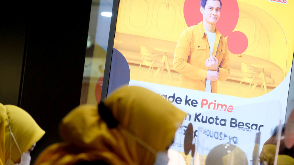 <p>Karyawati melayani pelanggan di salah satu Gerai Indosat Ooredoo di Jakarta, Rabu, 23 Juni 2021. Foto: Ismail Pohan/TrenAsia</p>