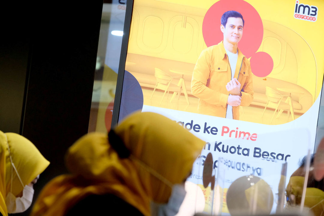 <p>Karyawati melayani pelanggan di salah satu Gerai Indosat Ooredoo di Jakarta, Rabu, 23 Juni 2021. Foto: Ismail Pohan/TrenAsia</p>
