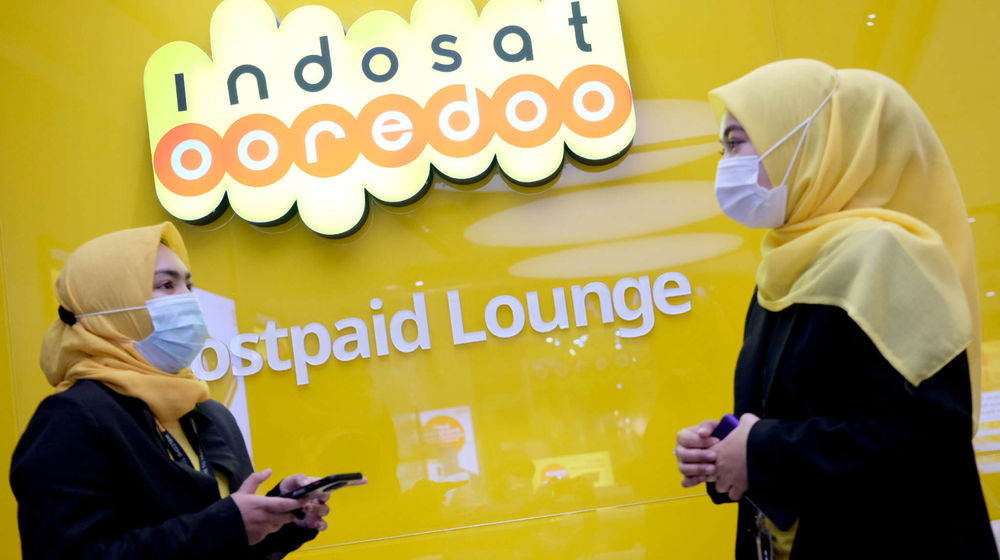 <p>Karyawati berbincang di salah satu Gerai Indosat Ooredoo di Jakarta, Rabu, 23 Juni 2021. Foto: Ismail Pohan/TrenAsia</p>
