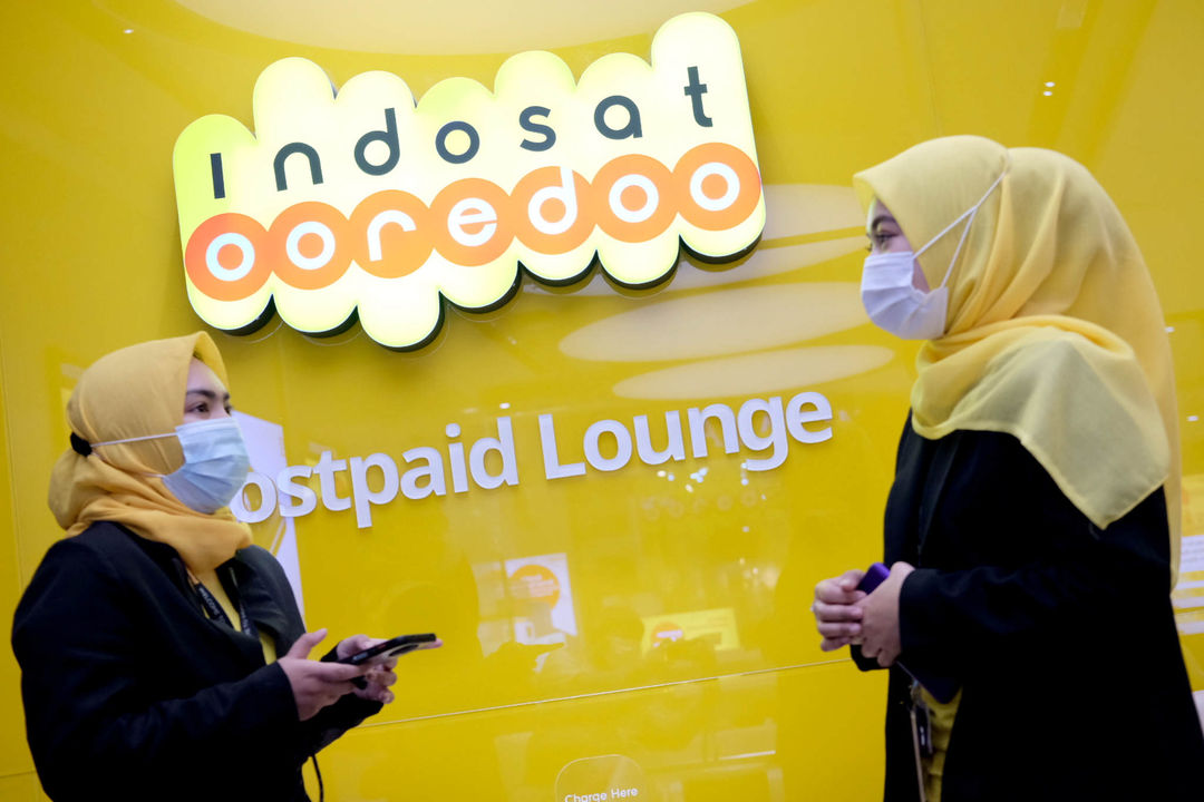 <p>Karyawati berbincang di salah satu Gerai Indosat Ooredoo di Jakarta, Rabu, 23 Juni 2021. Foto: Ismail Pohan/TrenAsia</p>
