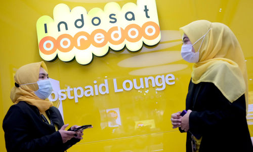 <p>Karyawati berbincang di salah satu Gerai Indosat Ooredoo di Jakarta, Rabu, 23 Juni 2021. Foto: Ismail Pohan/TrenAsia</p>
