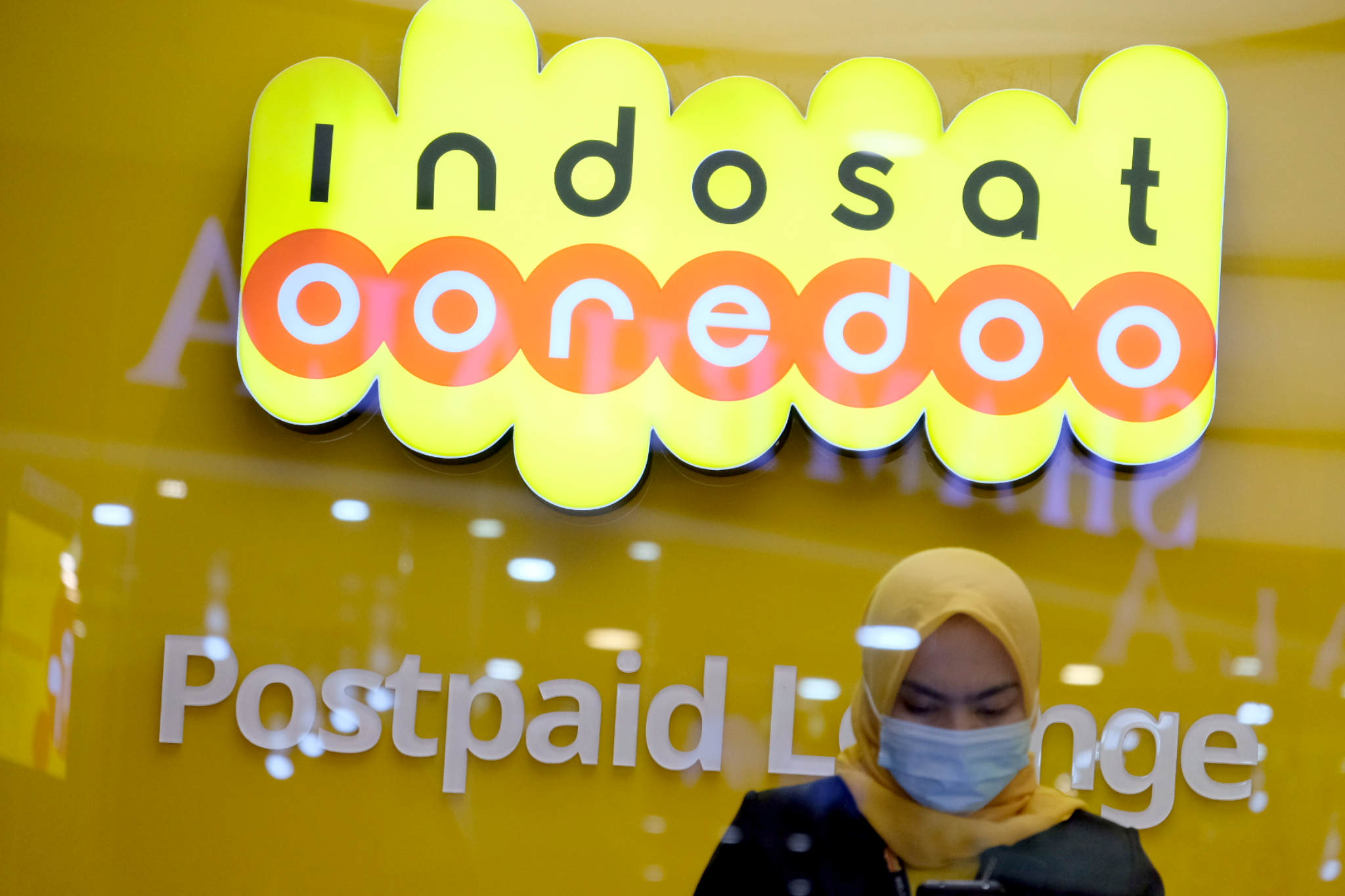 <p>Karyawati beraktivitas di salah satu Gerai Indosat Ooredoo di Jakarta, Rabu, 23 Juni 2021. Foto: Ismail Pohan/TrenAsia</p>
