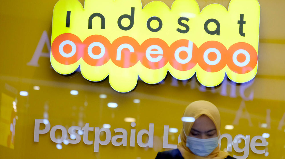 Karyawati beraktivitas di salah satu Gerai Indosat Ooredoo di Jakarta, Rabu, 23 Juni 2021.