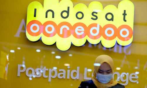 <p>Karyawati beraktivitas di salah satu Gerai Indosat Ooredoo di Jakarta, Rabu, 23 Juni 2021. Foto: Ismail Pohan/TrenAsia</p>
