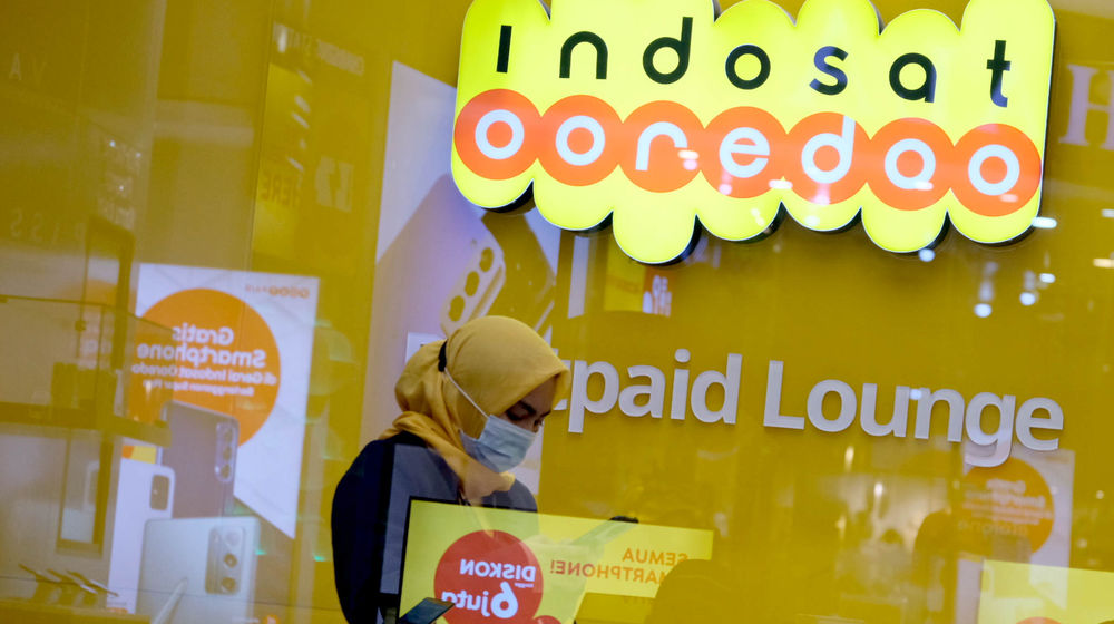 lKaryawati melayani pelanggan di salah satu Gerai Indosat Ooredoo di Jakarta, Rabu, 23 Juni 2021. 
