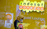 lKaryawati melayani pelanggan di salah satu Gerai Indosat Ooredoo di Jakarta, Rabu, 23 Juni 2021. 