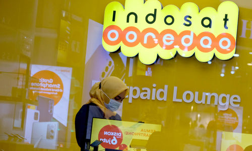 <p>Karyawati melayani pelanggan di salah satu Gerai Indosat Ooredoo di Jakarta, Rabu, 23 Juni 2021. Foto: Ismail Pohan/TrenAsia</p>
