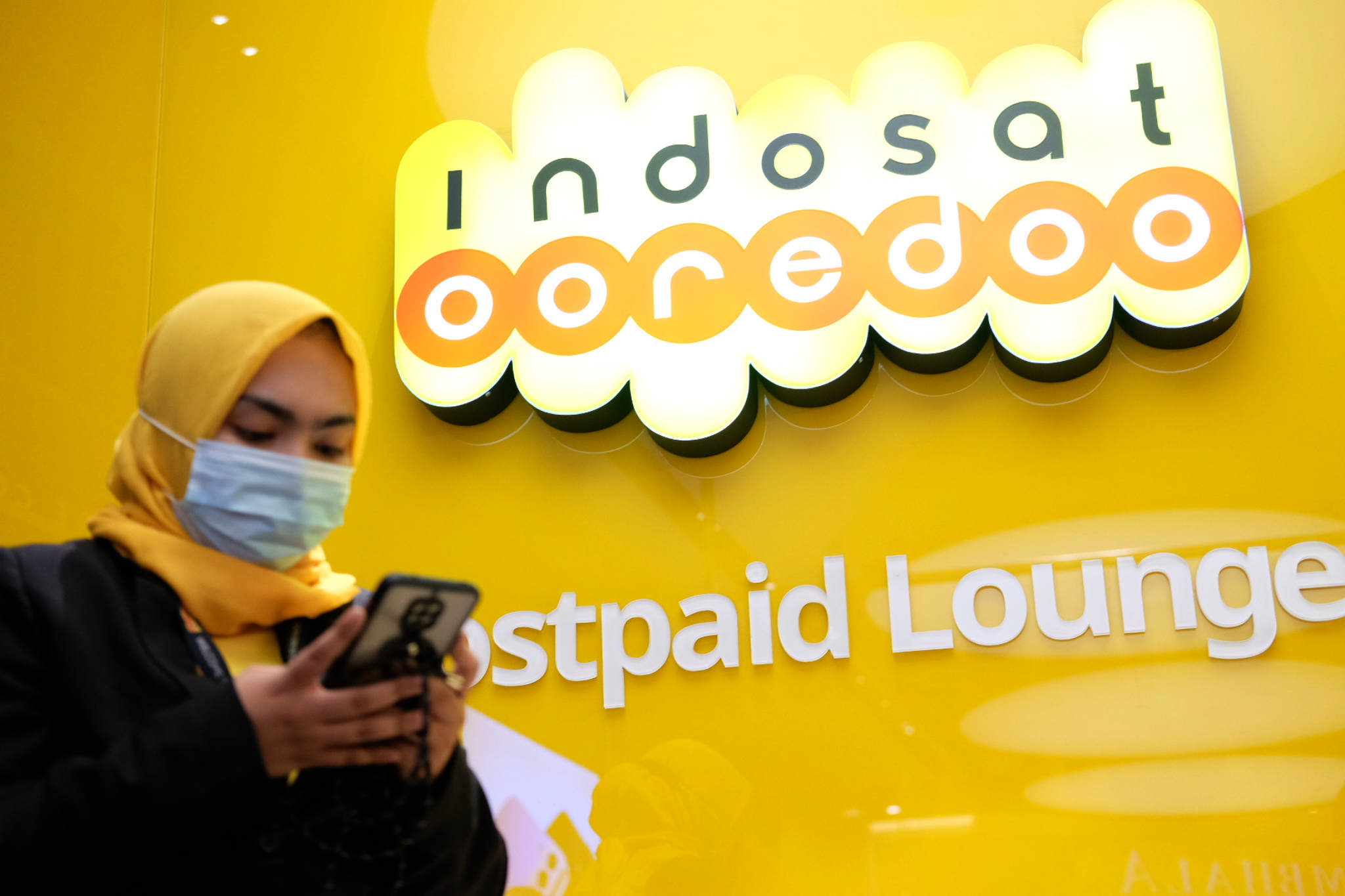 Karyawati beraktivitas di salah satu Gerai Indosat Ooredoo di Jakarta, Rabu, 23 Juni 2021.